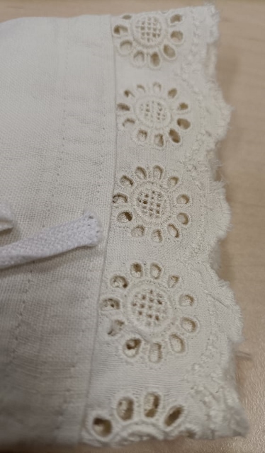 Női alsószoknya fehér gyári pamutvászonból, az alsó szegélyre varrt gyári csipkével , 20. század első fele, Kajal, Galántai Honismereti Múzeum gyűjteménye