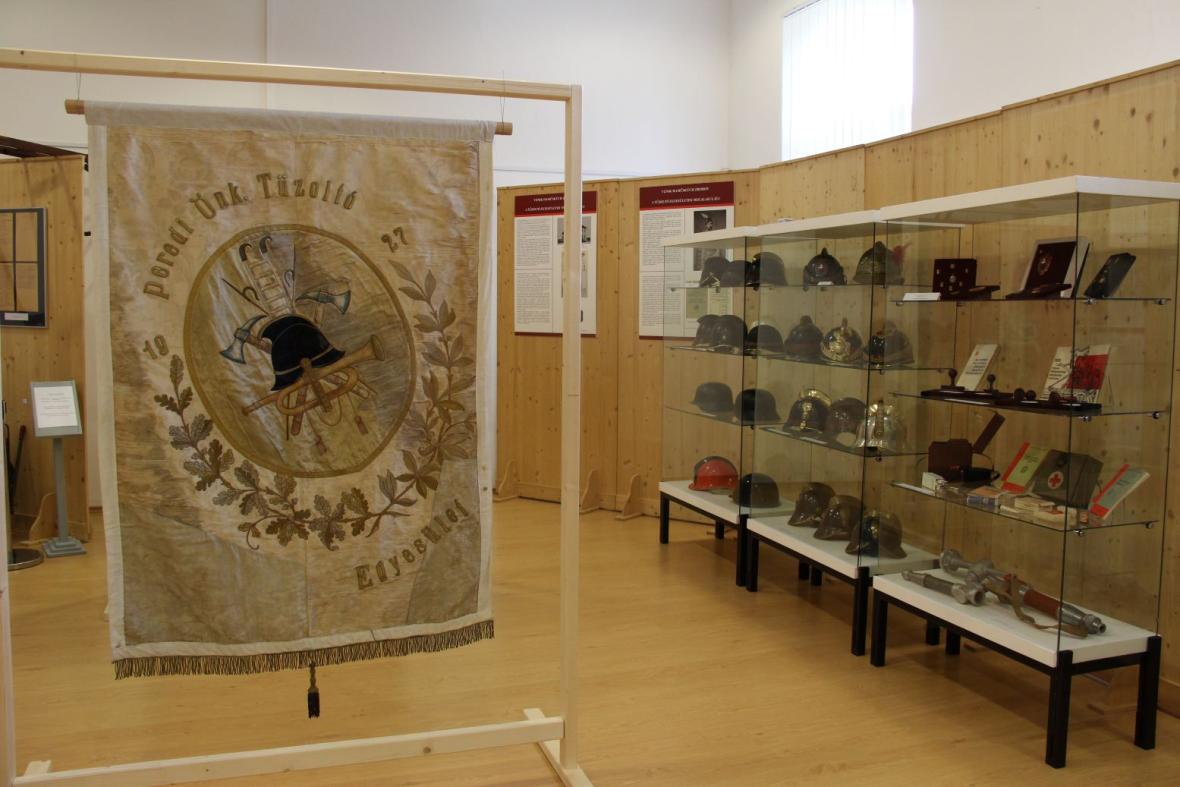Egyleti zászló és sisakgyűjtemény a&nbsp;Tűzoltók egykor és ma c. kiállításon, Galántai Honismereti Múzeum
